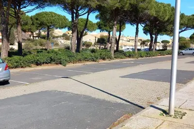 an empty parking lot with a pole on a street at Appartement en résidence avec vue et accès au port in Gruissan