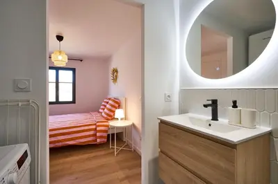a bathroom with a sink and a mirror at La Villa Orange - Proche cité médiévale et centre ville à pied in Carcassonne