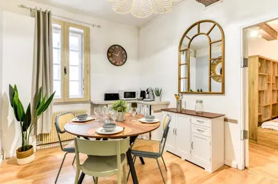 a kitchen and dining room with a table and chairs at El Quatro - Wifi - Central - tout équipé in Carcassonne