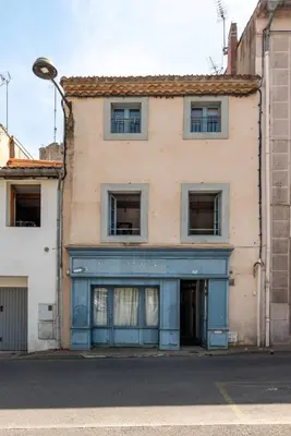 an old building on the side of a street at El Quatro - Wifi - Central - tout équipé in Carcassonne
