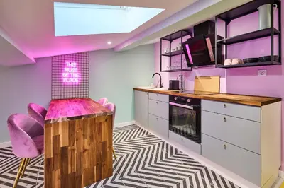 a kitchen with purple walls and a zebra floor at La Villa Orange - Instagood - proche cité médiévale et centre ville à pied in Carcassonne