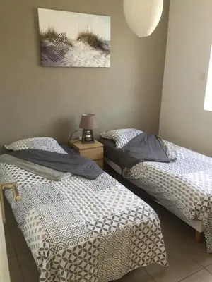 two beds sitting next to each other in a bedroom at Chez Domi in Trèbes