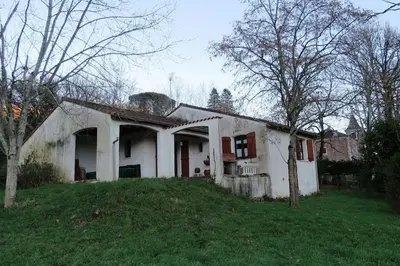 an old white house on a grassy field at Maison 90m2 avec grand parc au bord de la rivière in Montredon-Labessonnié