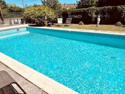 a large blue swimming pool in a yard at Belle Villa 4 bed, sud de la France in Limoux