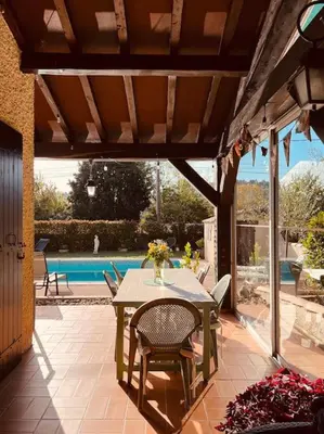 a patio with a table and chairs and a pool at Belle Villa 4 bed, sud de la France in Limoux