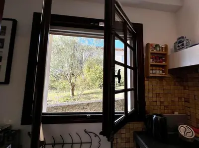 a window in a kitchen with a view of a yard at Belle Villa 4 bed, sud de la France in Limoux