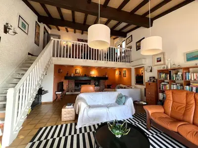 a living room with a couch and a staircase at Belle Villa 4 bed, sud de la France in Limoux