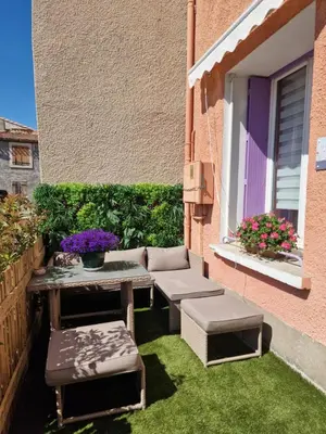 a living room with green walls and white shelves at L'escapade colorée anciennement La Vieille Forge in Rieux-Minervois