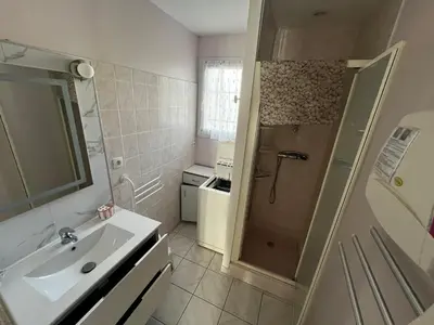 a bathroom with a shower and a sink and a shower at Maison 6 personnes plage à 5min in Port-la-Nouvelle