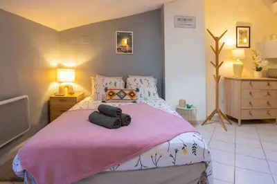 a bedroom with a bed with two towels on it at Le Segarius superbe maison médiévale Internet WiFi gratuit Climatisation Jardin in Puisserguier