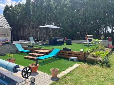 a backyard with a picnic table and chairs and an umbrella at L'AAppartement in Montréal