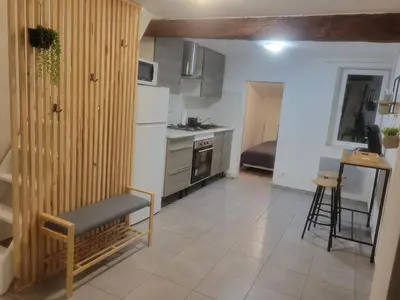 a small kitchen with a bench in a room at L'Observatoire-Cité Médiévale in Carcassonne