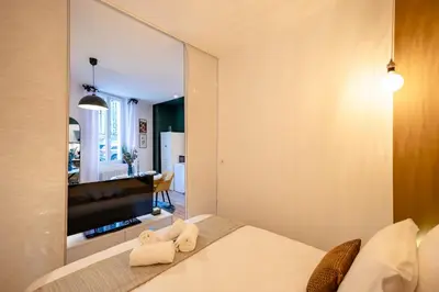 a bedroom with two towels sitting on a bed at Le Boréal - Studio Confort Lit Queen Size in Mazamet