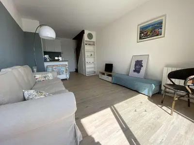 a living room with a couch and a table at Vue panoramique sur le port - Appartement 3 pièces GN110-C44 in Gruissan