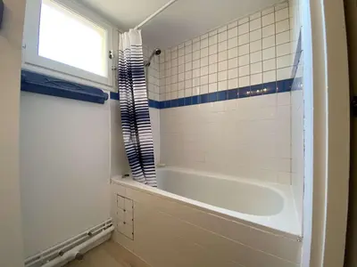 a bathroom with a tub and a window at Vue panoramique sur le port - Appartement 3 pièces GN110-C44 in Gruissan