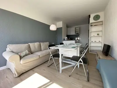 a living room with a couch and a table at Vue panoramique sur le port - Appartement 3 pièces GN110-C44 in Gruissan