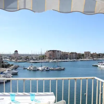 Appartement avec terrasse et jolie vue sur port GN580-033