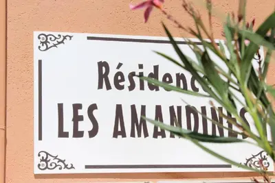 a sign on a wall that reads replacement lessarming at Appartement dernier étage à 300 m de la plage GN020-238 in Gruissan