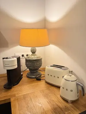a table with a lamp and a toaster and a blender at Casa amore, cœur de ville in Carcassonne