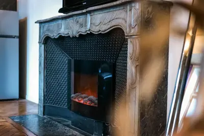 a fireplace with a fire inside of it at Les 5 Lys in Carcassonne