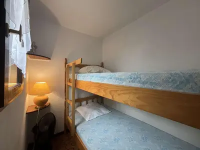 a small room with two bunk beds and a lamp at Maison 2 pièces cabine - Gruissan GN020-084 in Gruissan