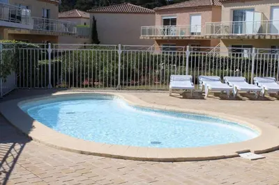 a small swimming pool with two chairs and a fence at Appartement 2 pièces climatisé proche du port GN190-015 in Gruissan