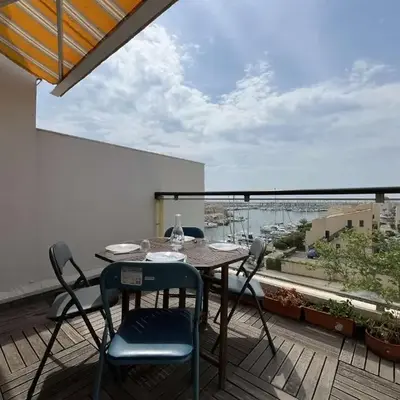 Appartement dernier étage avec terrasse vue port GN400-028