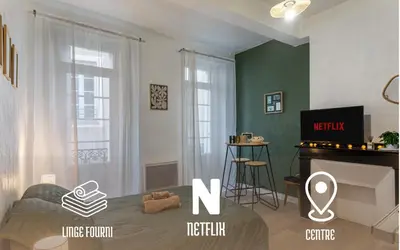 a room with a bed and a television in it at Le Jasmin - Netflix Inclus in Narbonne