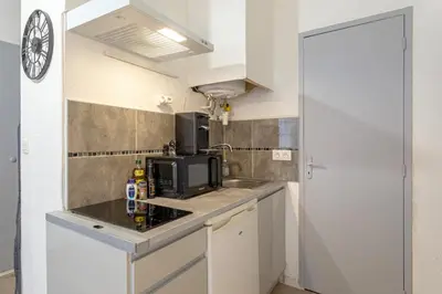 a small kitchen with a sink and a microwave at Le Jasmin - Netflix Inclus in Narbonne