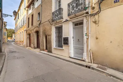 an empty street in an alley with buildings at L'Ocre - Netflix Inclus in Narbonne