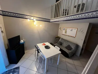 a small living room with a table and a couch at Maison de vacances à la mer in Port-la-Nouvelle