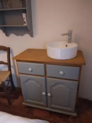 a bathroom with a sink and a counter with a sink at Maison Rose - Maison de village avec jardin privé, centre Capestang in Capestang