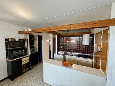 a kitchen with a counter top in a room at Appartement 2 pièces PORT LA NOUVELLE PN070-002 in Port-la-Nouvelle