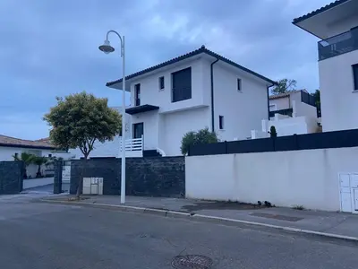 a white house on the side of a street at Chambres chez l'habitant in Salles-d'Aude
