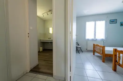 a room with a bed and a room with a table at Gîte L'Orée du Lac in Carcassonne