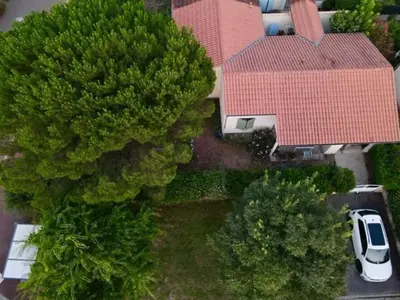 an aerial view of a house with a car parked in a yard at Chez Maxou - 3 ēpis Jardin Clos-Garage-Dogfriendly in Revel