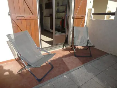 two folding chairs sitting in front of a door at Appartement 2 pièces PORT LA NOUVELLE PN520-031 in Port-la-Nouvelle