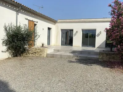 a white house with a driveway and a yard at Magnifique villa dans le massif de la Clape in Armissan