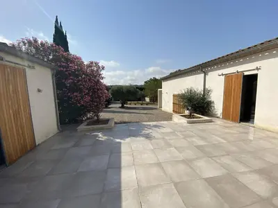 an empty courtyard with a building and a garage at Magnifique villa dans le massif de la Clape in Armissan