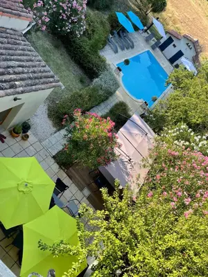 an overhead view of a patio with a pool and umbrellas at l escapade Corbières in Lagrasse