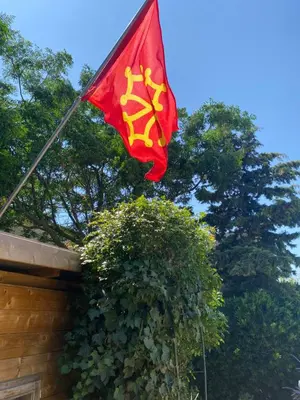a red flag on top of a house at Mas Vigneron in Puicheric