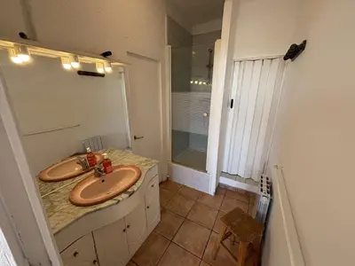 a bathroom with a sink and a shower at Appartement 2 pièces PORT LA NOUVELLE PN430-027 in Port-la-Nouvelle