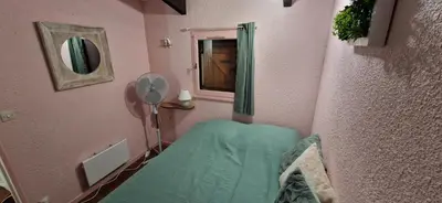 a hospital room with a green bed and a mirror at Gruissan Maison familiale 2 à 6 personnes - 3 chambres et 2 SDB ! in Gruissan