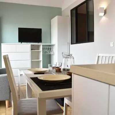 Appartement Rénové avec Balcon sur le Port GN460-010
