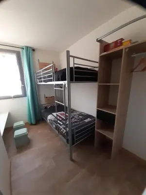 a room with two bunk beds and a window at Vue sur les voiliers in Gruissan