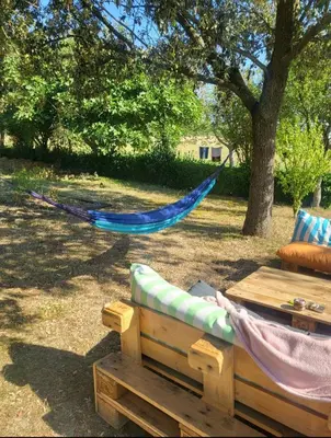 a hammock and a bench and a table in a yard at Maison Lauraguais cosy jardin brasero, vue étoilée in Saint-Paulet