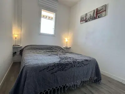 a bedroom with a bed in a room with a window at Appartement cosy proche plage & commerces GN450-A205 in Gruissan