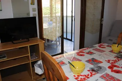 a dining room table with a yellow bowl on it at Pavillon Cosy 3 pièces avec véranda et parking GN520-048 in Gruissan