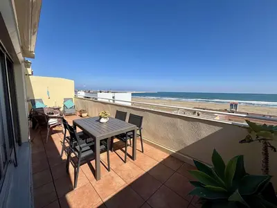 a window with a view of the beach with a cup and a pen at Appartement 2 pièces vue mer Port La Nouvelle PN400-034 in Port-la-Nouvelle