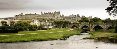 a bridge over a river with a castle in the background at DOMITYS - Carmina in Carcassonne